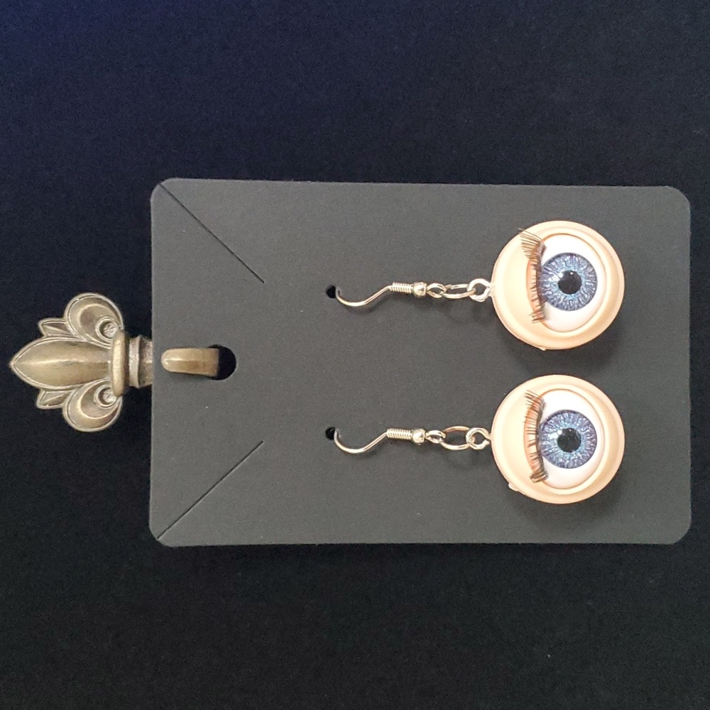 Creepy Dolly Eye Earrings with Lashes. Opens and Closes Eyes